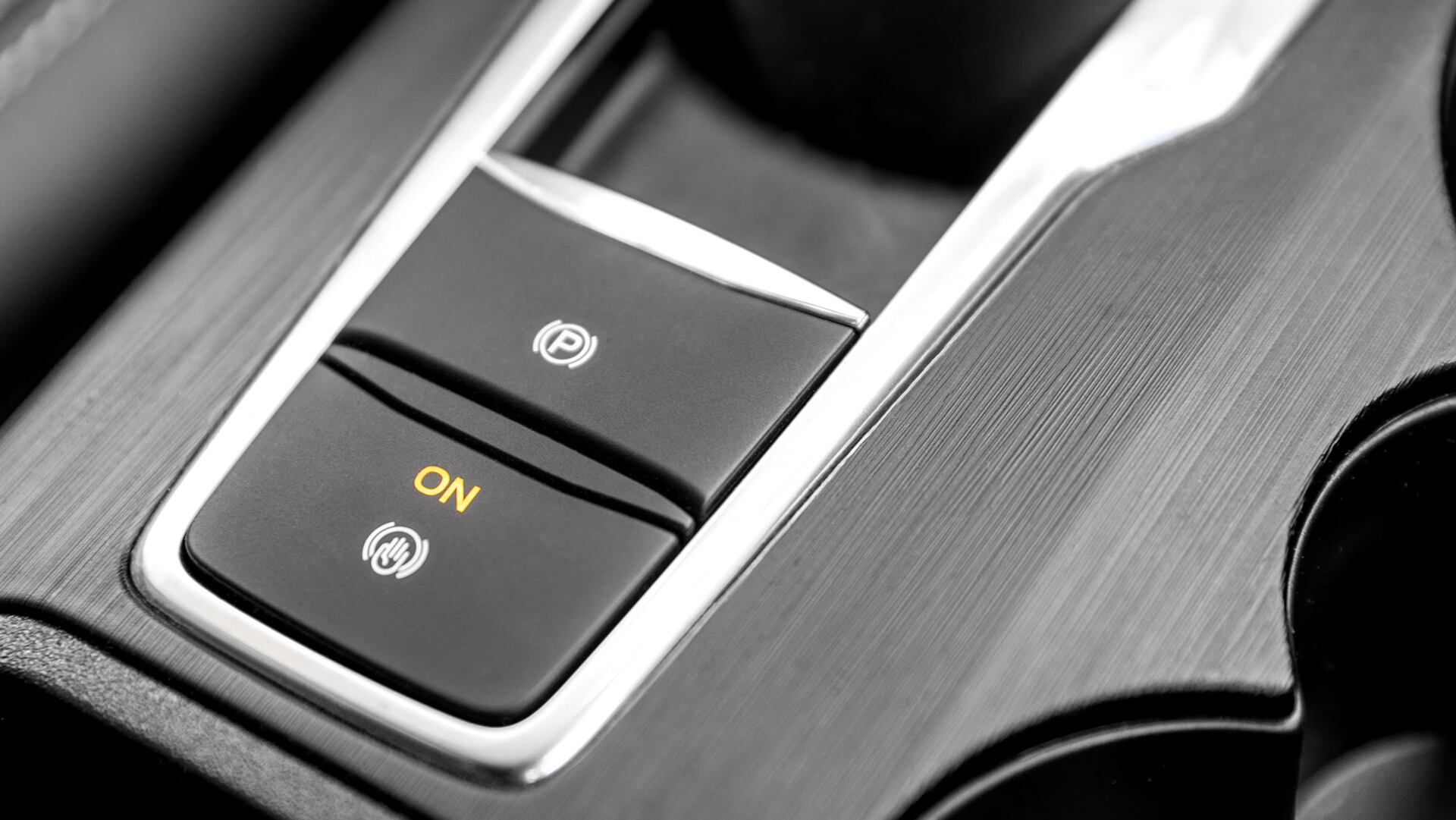 Auto Hold es una función que contiene el auto frenado cuando está detenido, para evitar que se mueva si hay pendiente hacia adelante o atrás