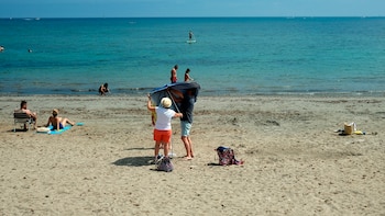 Bañistas en Denia, Alicante (EFE)