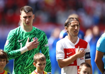 Modric y Livakovic. (REUTERS/Lisi Niesner)