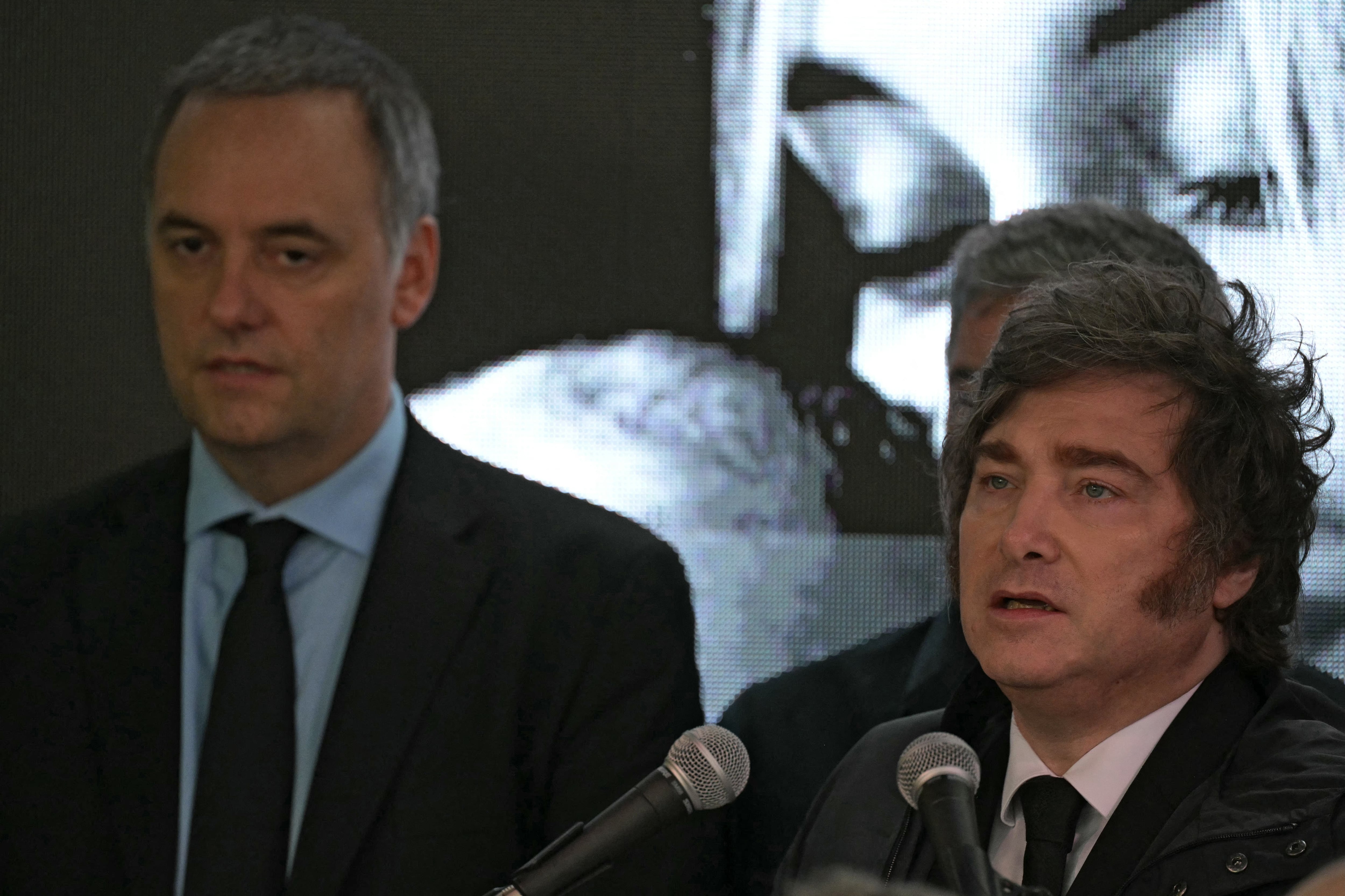 El presidente Javier Milei, junto a su jefe de Gabinete, Manuel Adorni (Foto: JUAN MABROMATA / AFP)