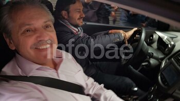 Santiago Cafiero al volante junto