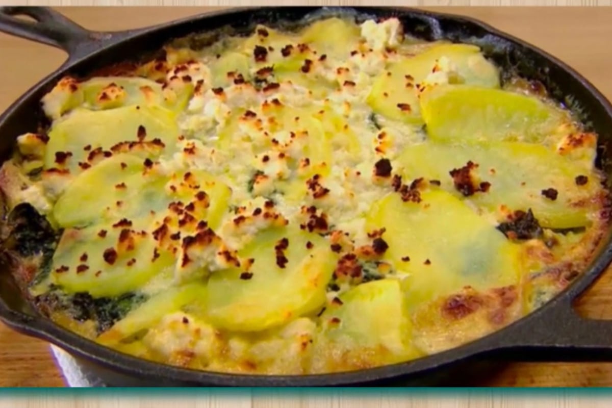 Descubre como darle un giro a la receta tradiicional de pastel de acelga. (Foto: Captura Movistar Plus)