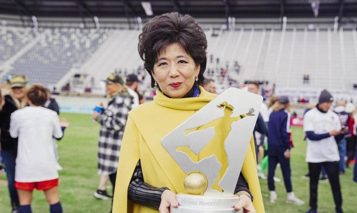 Michele Kang revoluciona el fútbol femenino con inversiones millonarias y un modelo de gestión empresarial innovador (Captura de video: YouTube)
