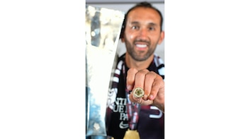 Hernán Barcos con el anillo