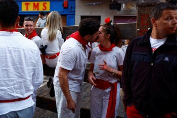 Un beso entre dos jóvenes en Pamplona, el 7 de julio de 2024. REUTERS/Susana Vera