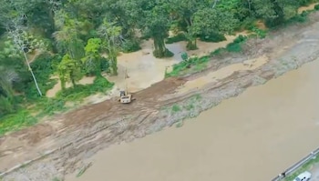 Vista de los trabajos de limpieza tras la inundación en Balao. (Prefectura Guayas)