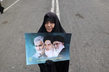 Una mujer iraní sostiene una