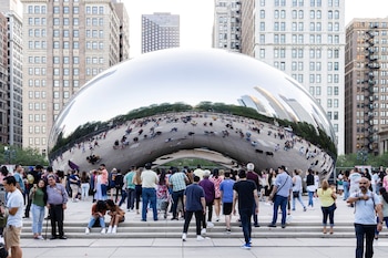 La escultura Cloud Gate, diseñada por Anish Kapoor, se convierte en el principal atractivo del Parque del Milenio en Chicago (REUTERS/Hannah Beier).