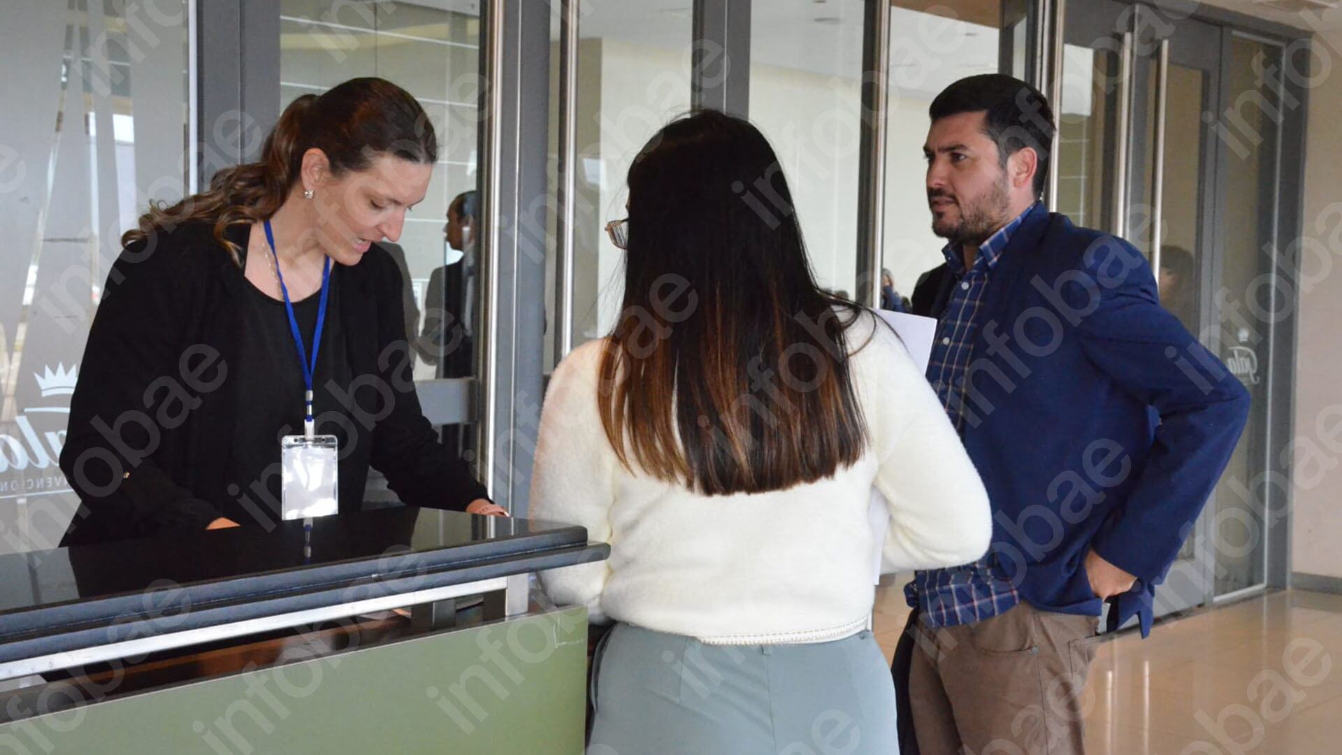 Nicolás Boniardi la mañana del miércoles, acreditando su ingreso a la sala de audiencias, antes de su arresto