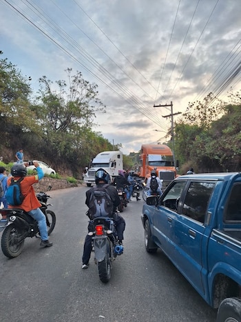 Transportistas de carga levantan el bloqueo en la carretera Panamericana tras acordar reunión con el Gobierno de Honduras.