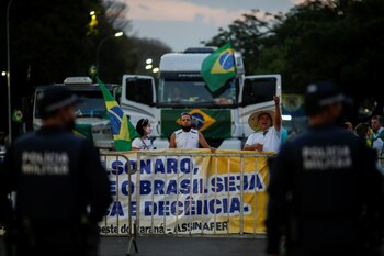 Camioneros cortando vías en apoyo a Bolsonaro en Brasilia (REUTERS/Adriano Machado)