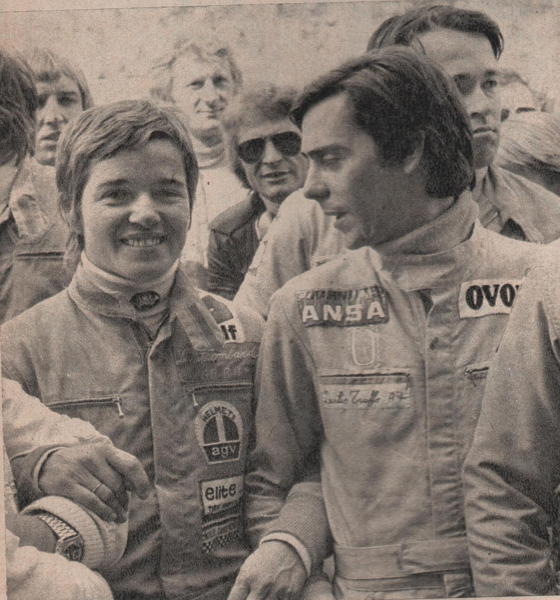 Lella Lombardi, tomada de la mano con su compatriota Duilio Truffo, en los 1.000 Kilómetros de Monza en 1975 (Archivo CORSA).