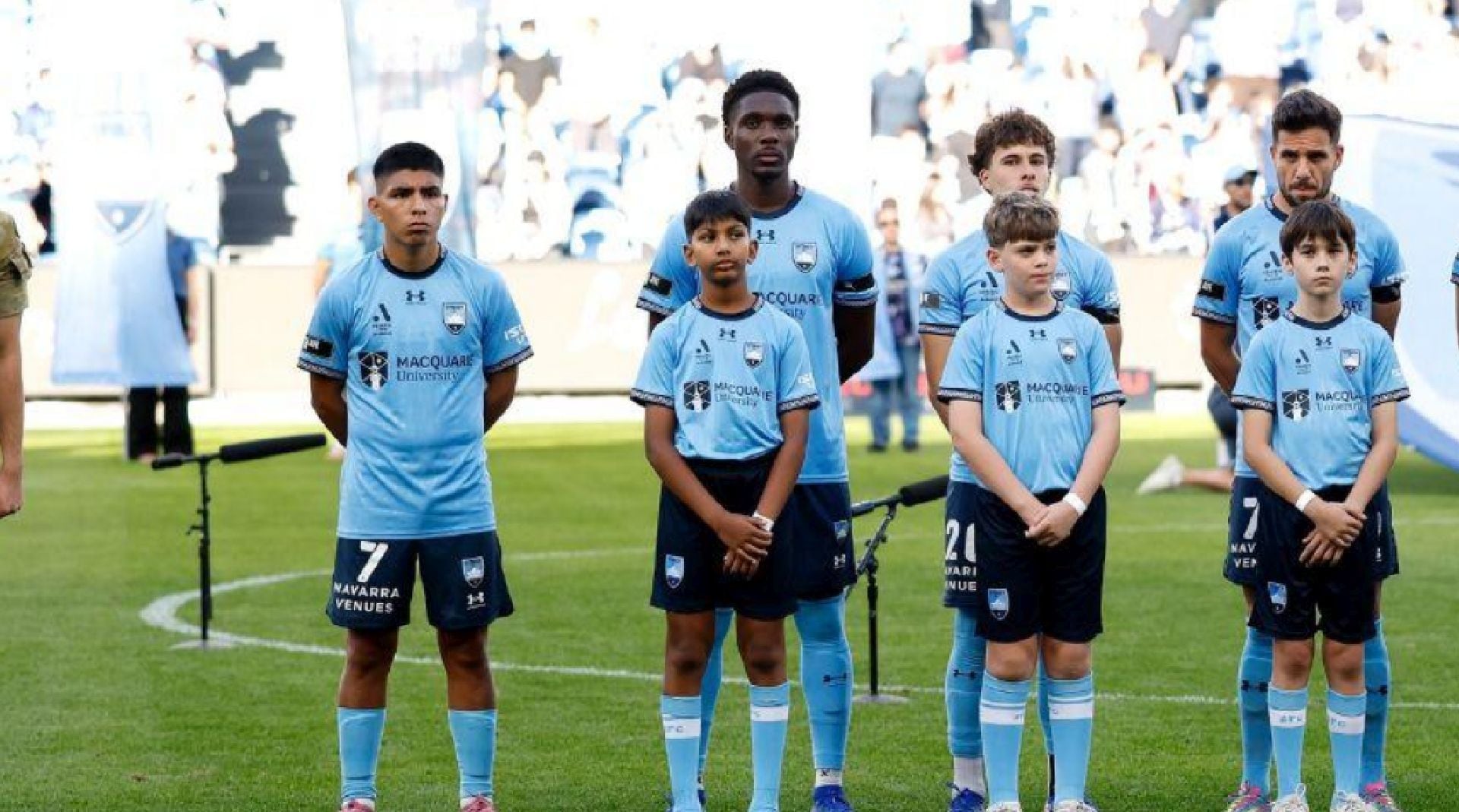 Una asistencia precisa de Piero Quispe permitió a Sydney FC abrir el marcador y encaminar un empate clave que aseguró su clasificación en un duelo exigente. (Facebook / Sydney FC)
