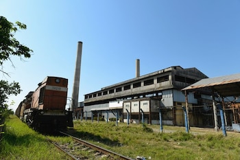La crisis ferroviaria cubana separa a las familias y dificulta el traslado de medicamentos. (Un tren pasa por el molino de azucar 'Uruguay' en Jatibonico, Cuba
May 21, 2025 REUTERS/Norlys Perez)
