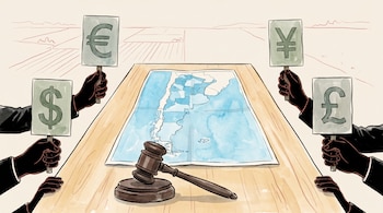 Ilustración de un mapa de Argentina sobre una mesa de subastas con un mazo. Manos alzan carteles con símbolos de dólar, euro, yuan y libra.