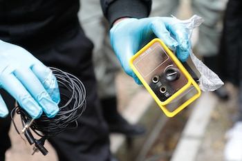 INPE encuentra accesorios para celulares enterrados en el penal de Cochamarca. (Foto: INPE)