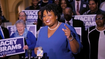 Stacey Abrams durante la campaña