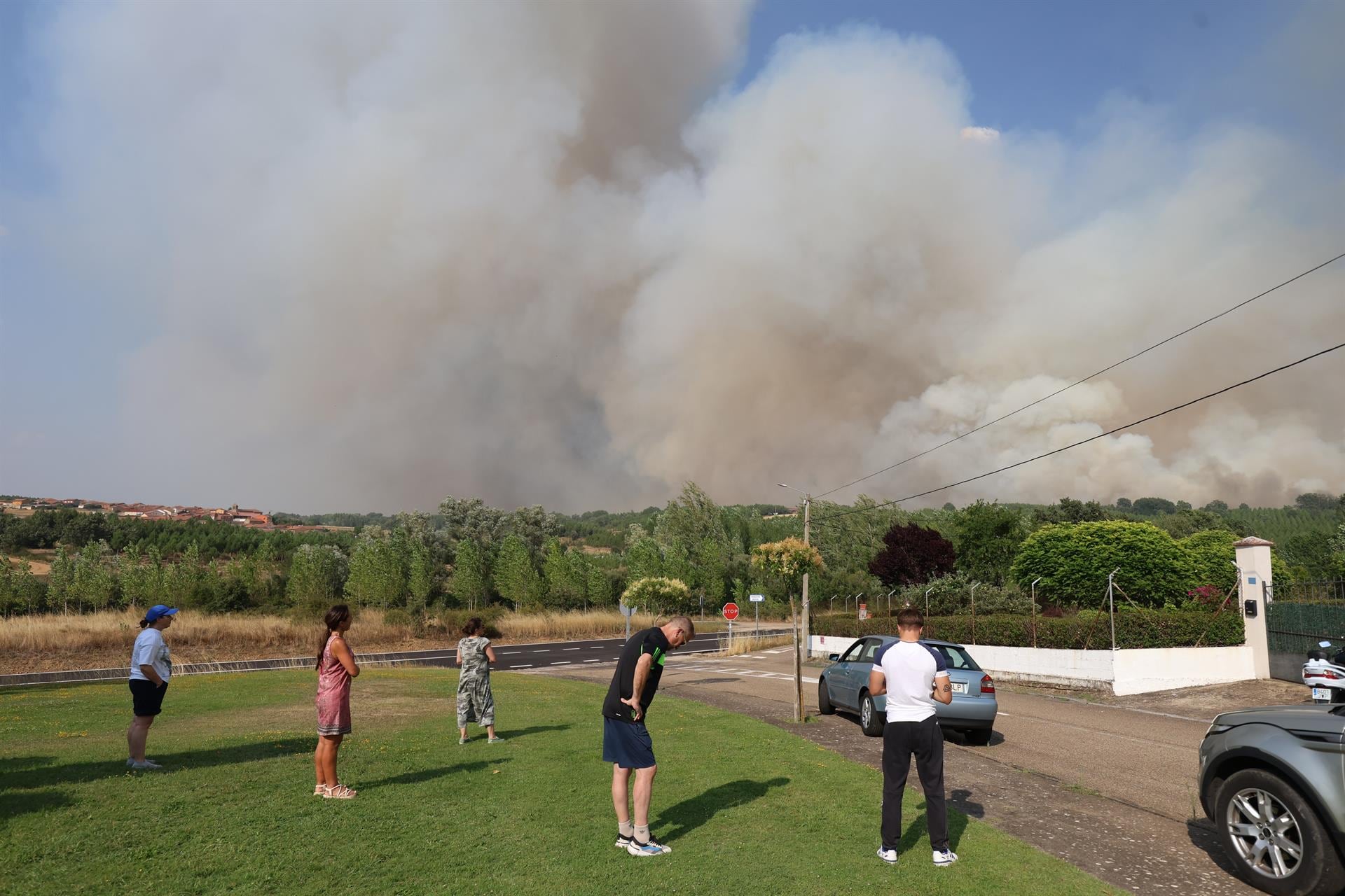 Regresan a sus casas los 312 evacuados por el fuego de San Cipriano (León), que desciende a IGR-1