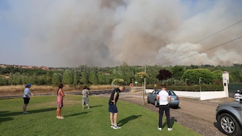 Regresan a sus casas los 312 evacuados por el fuego de San Cipriano (León), que desciende a IGR-1