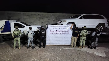 Catean casa de El Maguey, jefe de plaza del CJNG en Michoacán: aseguran arsenal y vehículos blindados