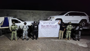 Fuerzas federales aseguraron rifles, explosivos, cartuchos y vehículos presuntamente vinculados con “El Maguey”, jefe de plaza del CJNG en Buenavista. (X @SSeguridad_Mich)