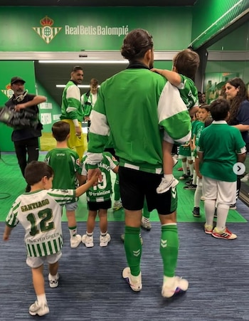 Ricardo Rodríguez junto a sus hijos en una imagen de redes sociales. (Instagram @rrodriguez.68)