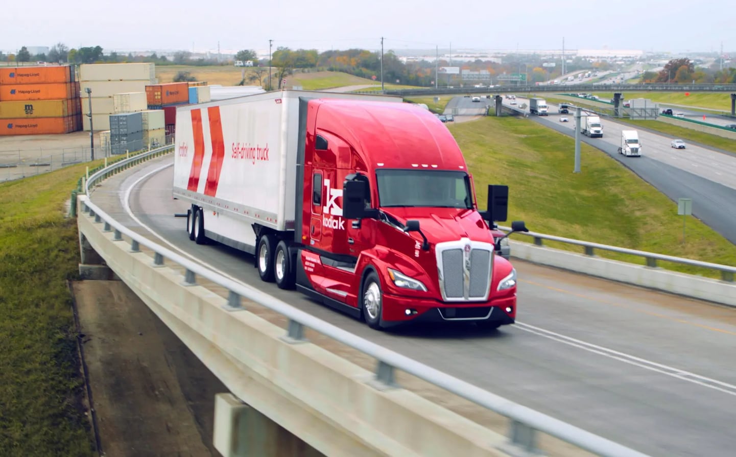 Un camión autónomo de Kodiak transita por una autopista, representando el avance de las flotas de vehículos sin conductor que las compañías tecnológicas planean lanzar en rutas de Texas. (Kodiak AI)