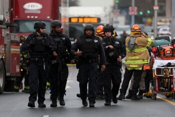 Agentes de policía cerca del