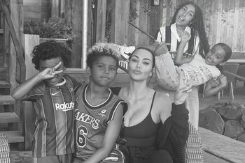 Kim Kardashian aseguró que sus hijos intentaron jugar beisbol,. (Instagram)