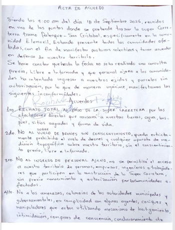 Documento manuscrito con tinta azul titulado Acta de acuerdo, redactado en papel blanco con cuatro puntos numerados y varias firmas
