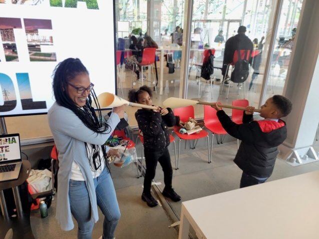 Talleres como “Bash the Trash” enseñan a niños y familias a fabricar instrumentos con materiales reciclados en centros culturales de Nueva York.