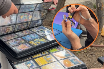 Un álbum abierto lleno de cartas Pokémon es examinado por una mano, mientras un inserto muestra una lupa usada para inspeccionar de cerca otra carta Pokémon