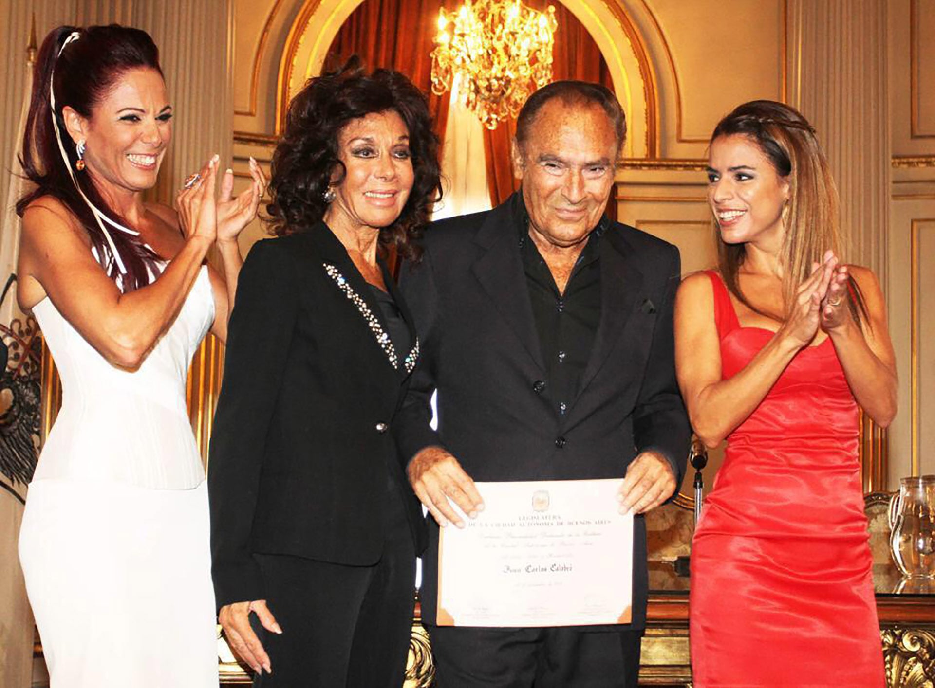 El cómico con sus hijas Iliana y Marina y su esposa Coca