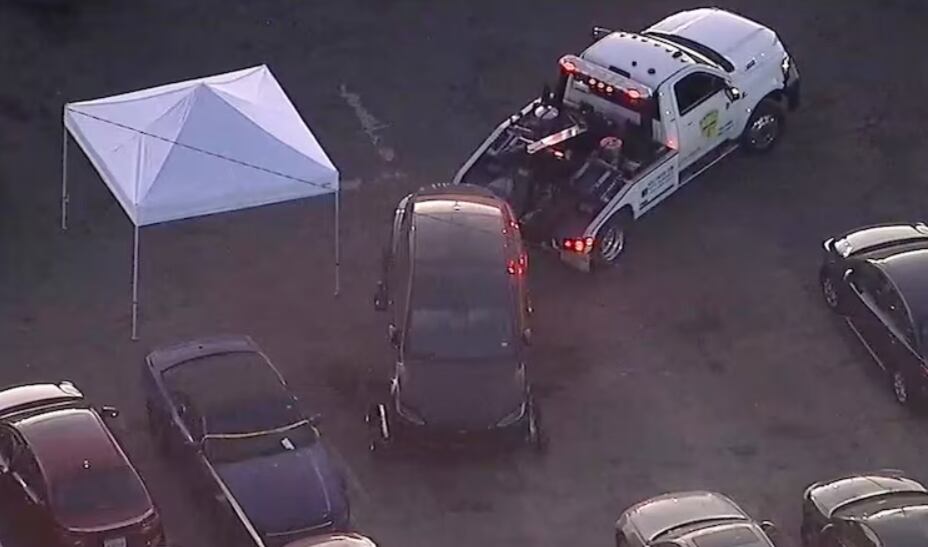 El cuerpo, en avanzado estado de descomposición, fue encontrado en el maletero delantero del vehículo tras ser remolcado desde Hollywood. (Captura de pantalla/KABC)