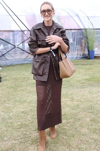 Un vestido tejido accesorizado con