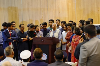 Yunus durante una conferencia de prensa de líderes estudiantiles. (REUTERS/Mohammad Ponir Hossain)