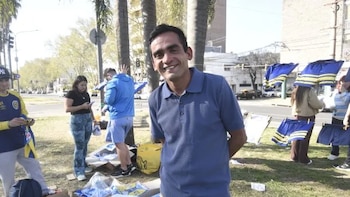 El vendedor que fue atacado por una patota en la previa del clásico de Rosario recibió un regalo y pudo cumplir su sueño