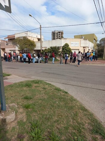 Larga fila para cobrar el