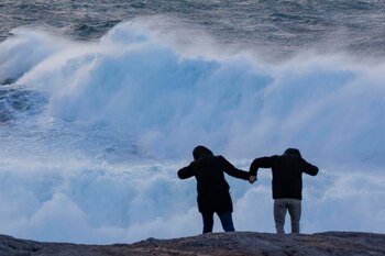 Dos turistas observan el oleaje
