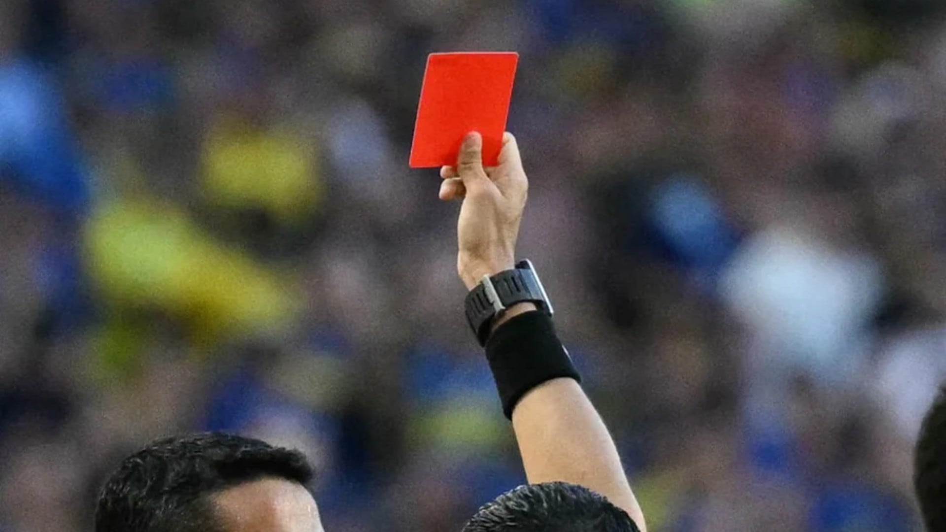 La introducción de las tarjetas amarilla y roja en el fútbol revolucionó la comunicación entre los árbitros, jugadores e incluso el público (AFP)