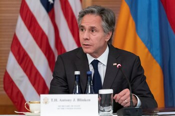 A través del secretario de