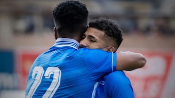 Aldair Rodríguez abrazando a Joao Rojas tras una asociación goleadora con ADT. - Crédito: Difusión