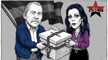 Caricaturas de Daniel Ortega y Rosario Murillo de cuerpo entero encadenando una urna electoral. Detrás, una bandera de Nicaragua y el logo FSLN.