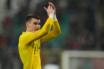 Dominik Livakovic, arquero de la selección de Croacia, aplaude tras la victoria sobre Turquía en Bursa, el martes 28 de marzo de 2023 (AP Foto/Francisco Seco)