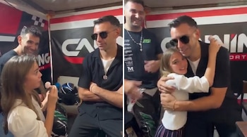 Imagen dividida con una niña hablando por micrófono a un hombre con gafas de sol a la izquierda y ambos abrazados a la derecha.