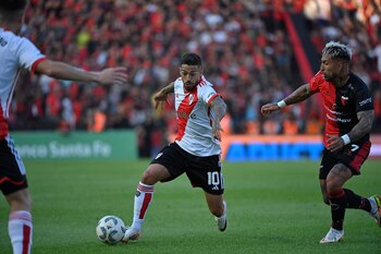 Manuel Lanzini con la pelota