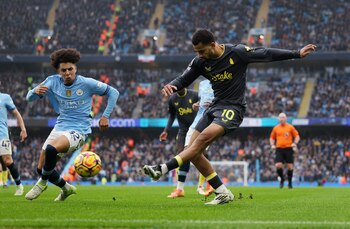 Iliman Ndiaye y Rico Lewis en el momento del empate de Everton en Etihad - crédito Phil Noble / REUTERS