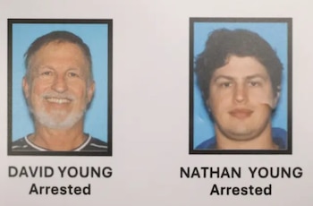 Dos retratos fotográficos de David Young y Nathan Young con la inscripción en inglés de su arresto debajo de cada uno sobre fondo blanco