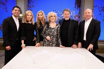 Mirtha rodeada por los invitados