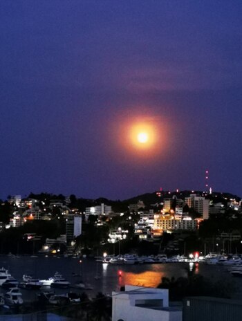 La superluna iluminando Acapulco, en